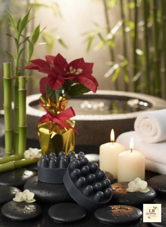 Jabón artesanal de carbón activado con diseño masajeador sobre piedras de spa, bambú y velas.